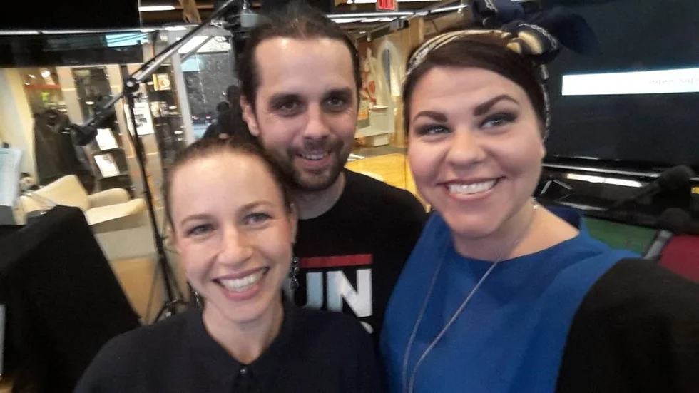 UNT:s helgredaktör Mlin Norrgård, författaren Andreas Jakobsson och programledaren Karin "Kajjan" Andersson.