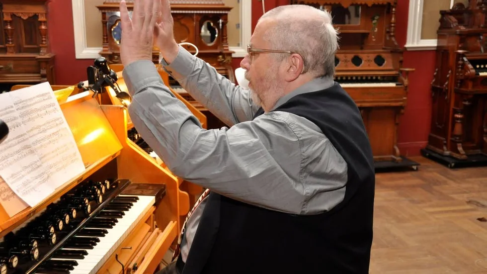 Olle Långström har 23 orgelharmonium hemma i bostaden i Östergötland men är på jakt efter fler.