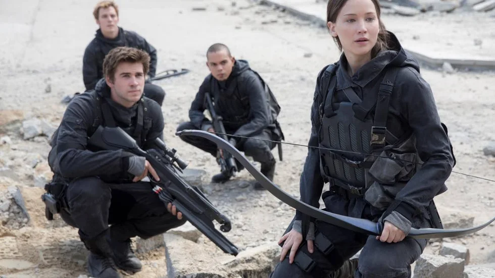 "Mockingjay del 2" är den mörkaste delen i "The hunger games"-serien _ en regelrätt krigsfilm som ställer svåra frågor om hämnd och maktmissbruk. Jennifer Lawrence spelar Katniss, som bestämmer sig för att själv göra slut på diktatorn Snow.