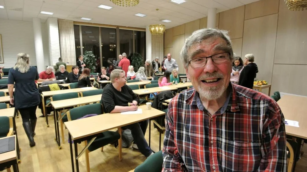 Rollspel. Kjell Kampe spelade olika roller i sin föreläsningsshow och provocerade åhörarna att tänka sig in i flyktingars situation.