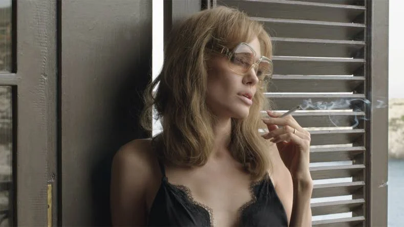 Den före detta dansaren Vanessa (Angelina Jolie Pitt) konfronteras med en djup sorg i dramat "By the sea".
