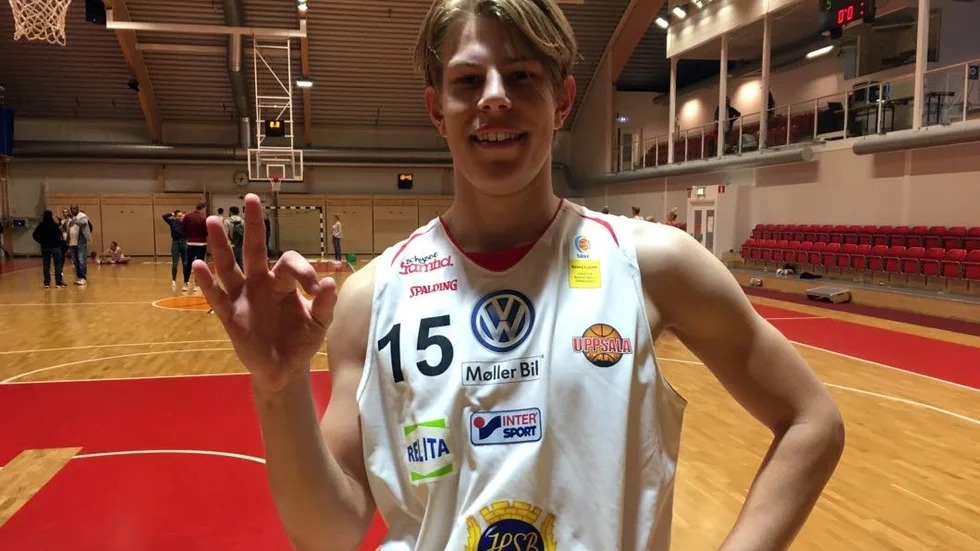 Nöjd trepoängsskytt. Linus Brandin visar upp hur många poäng hans skytte gav.