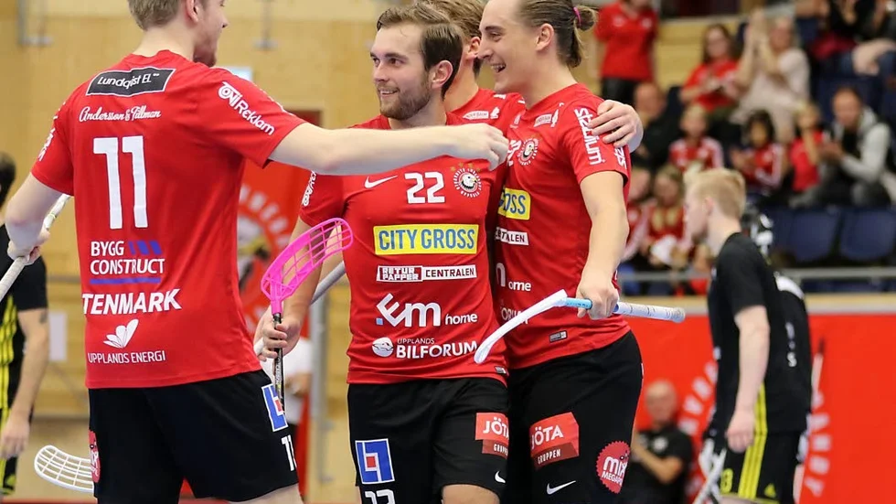 Kedjekompisar. Albin Sjögren (22) och Valdemar Ahlroth, t h, trivs att spela tillsammans. Filip Stenmark är på väg fram för att gratulera till ett av duons fyra mål mot AIK.