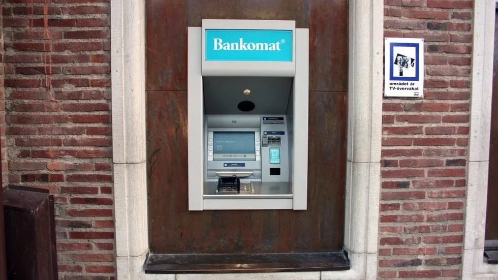 Bedrägeri. Personen tog ut 5 000 kronor med kvinnans kort.