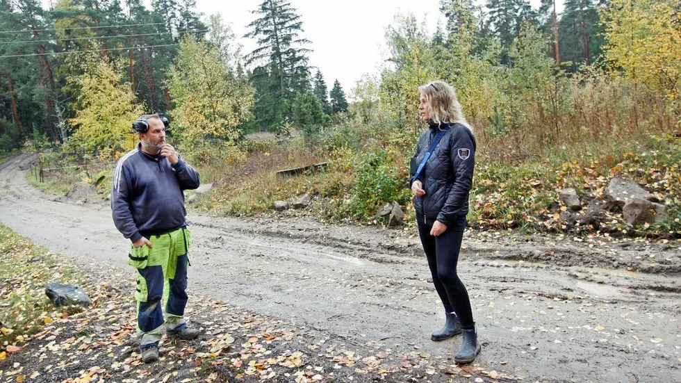 Samtal. Patrik Lövendal är en av entreprenörerna som gräver ner fiber för IP-Only och samtalar med Carine Millberg. Han lovar att vägen ska bli i åkbart skick under dagen.
