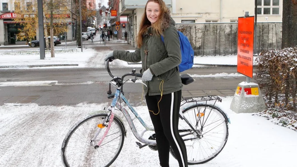 Jenny Svensson cylar ofta och tycker att det redan nu är för få platser runt stationen.