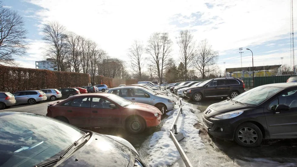 Plats för annat än bilar? Färre markparkeringar i centralt läge är målet i framtiden.