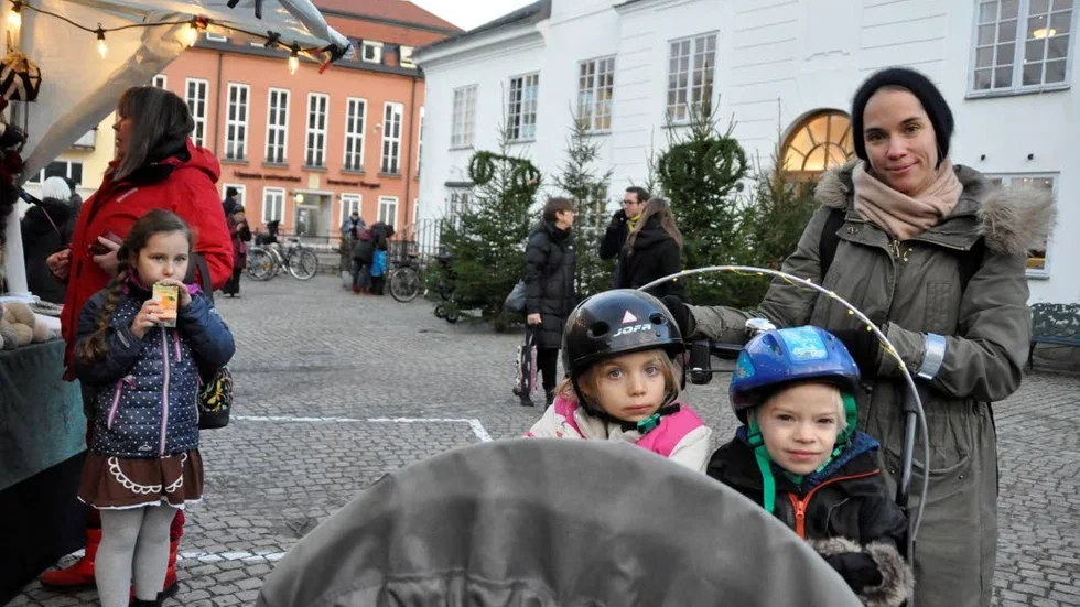 Jenny Backman och barnen Leon och Lilly, 4 och 6 år besökte juklmarknaden på Upplands museet.