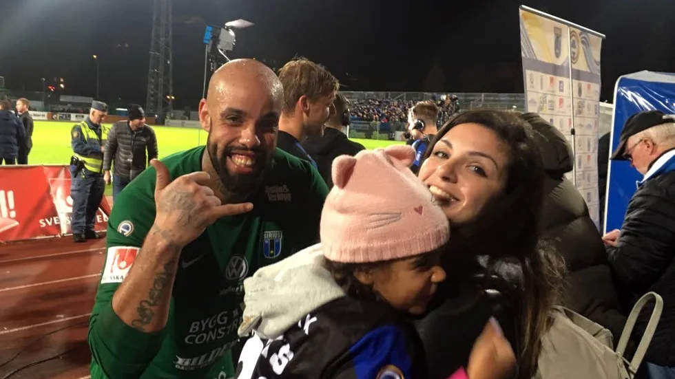 Josh Wicks strålande glad firandes med familjen efter matchen.