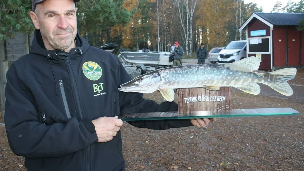 Vandringspris. Anders Edström, från arrangörsstaben, visar upp vandringspriset som tilldelas det vinnande teamet i Östa Pike Open.