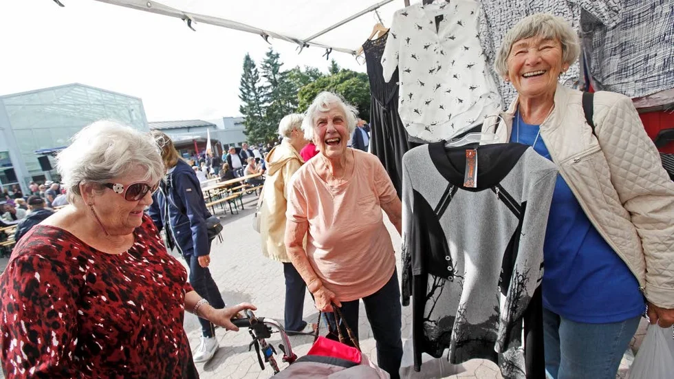 FYNDAR. Ruth Jansson till höger har köpt en tröja. Kompisarna Maud Jägerfäll och Torborg Enbom gillar också kläderna.