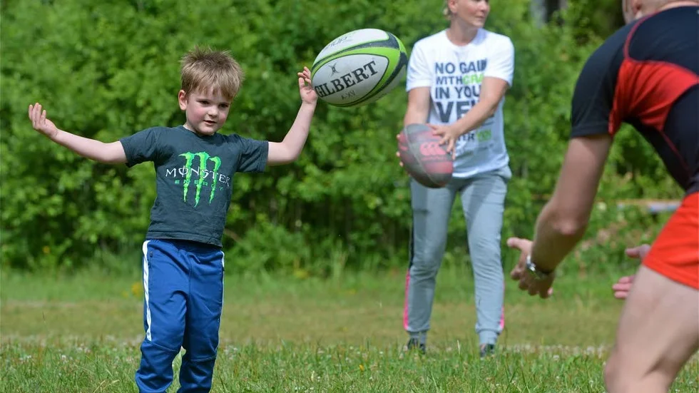 Rugby. Alla som ville var välkomna att prova på och spela rugby på Sommarolympiaden med instruktörerna Niklas Hammarstedt och Alexei Salikhov.