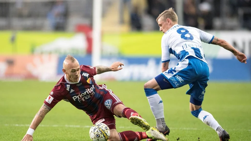Djurgårdens Magnus Eriksson halkar till sig en boll mot IFK Göteborgs Sören Rieks.