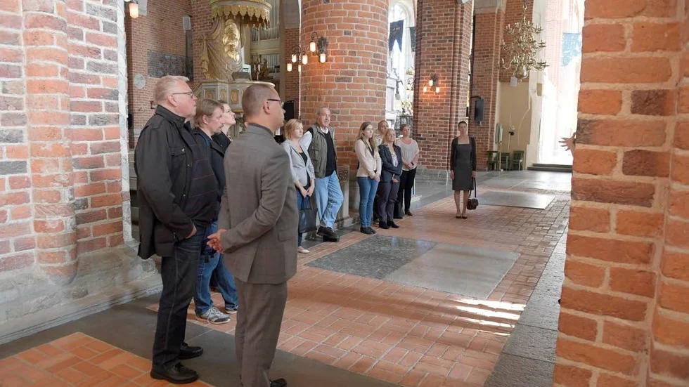 På besök i kyrkan. SD-kandidater på guidad tur i Strängnäs domkyrka. Partiets uttalade mål är att ”ta över” Svenska kyrkan.
