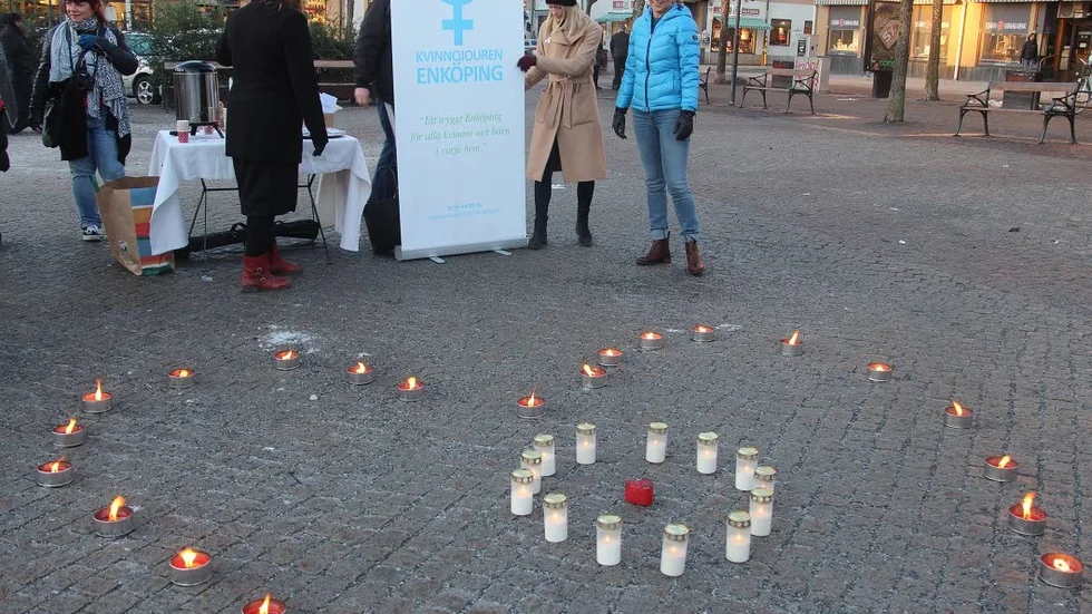 Jour till stöd. Ljusmanifestation med Kvinnojouren i Enköping