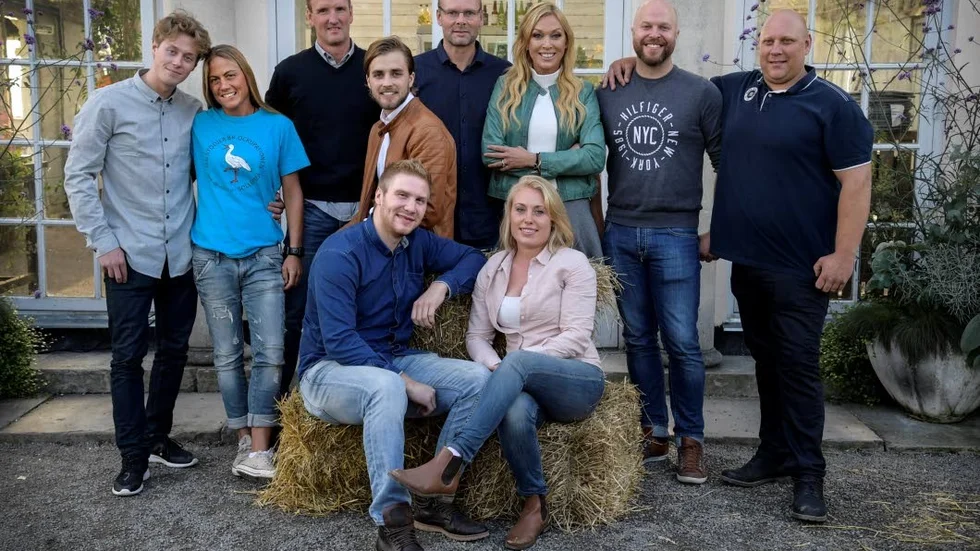 Pressträff. Årets upplaga av TV4:s "Bonde söker fru". Frv: Erik Ohlsson, Edsbyn, Leonora Vilhelmsson, Sölvesborg, Fredrik Leandersson, Norra Unnaryd, Joacim Rickling, Bålsta, Wilhelm Ny, Trångsviken, programledare Linda Lindorff,  Johan Petersson, Sävsjö, Jörgen Petersson, Vretstorp. Sittande fram: Dennis Andersson, Vittaryd och Therese Sherlunda, Malexander.