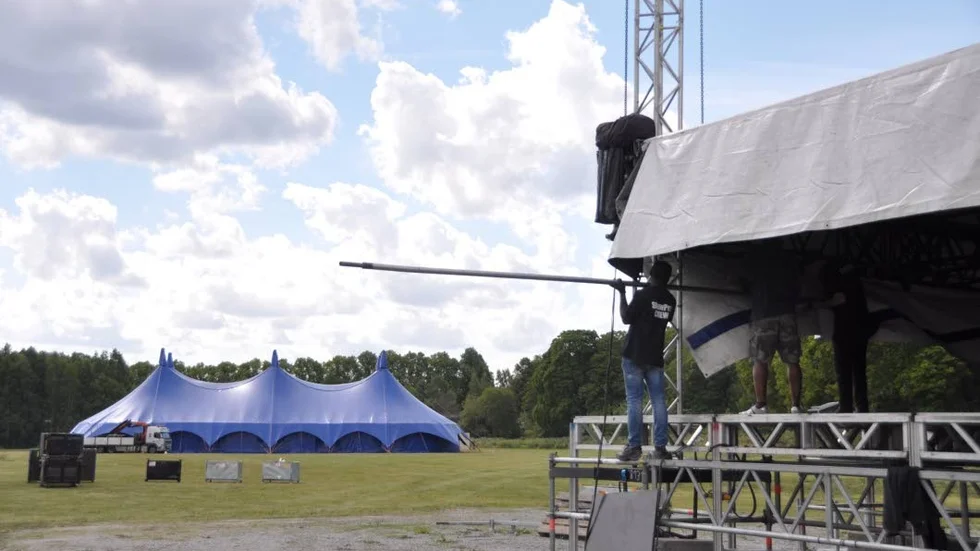 Festivaltältet är på plats. Stora scenen snart redo. Förberedelserna är många inför Uppsala Reggae Festival.
