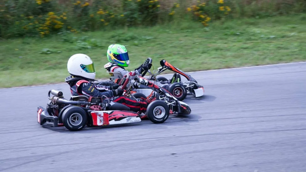 Tätt. Tuff fight mellan nummer 6 Gustav Ryderdahl och nummer 85 Thor Sundberg.