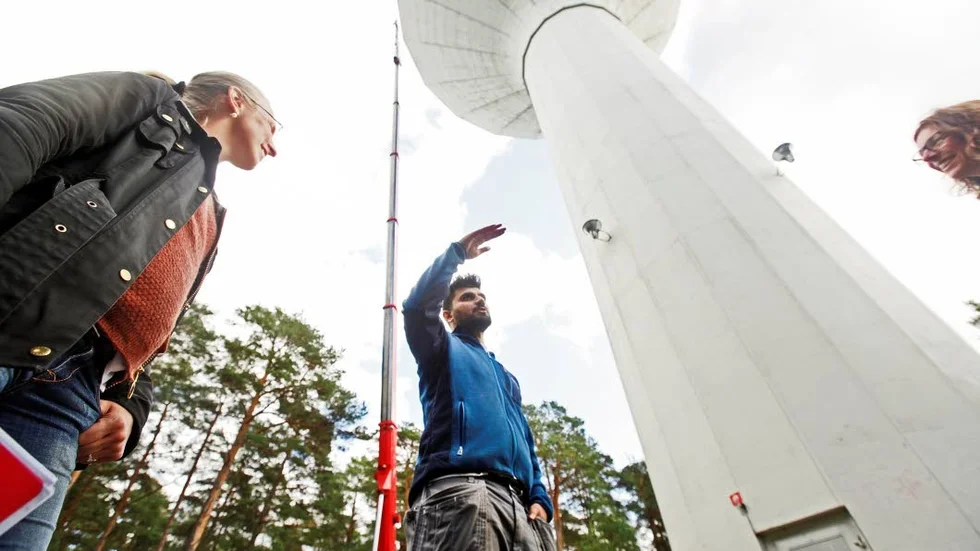 Lyftkran. Här berättar Helmat Amir från från företaget Amphi-Tech att man använt en lyftkran för att få upp rengöringsutrustningen i vattentornet. Längst till vänster på bilden ser vi Marika Hansson, biträdande VA-chef i Enköpings kommun.