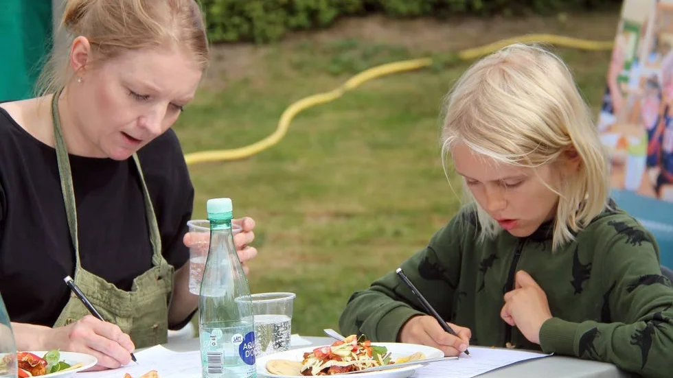 Jury. Helena Landar och Elis Örn, elev vid Örsundsbroskolan, var två av fyra som bedömde maten som kockarna lagade i Kockduellen.