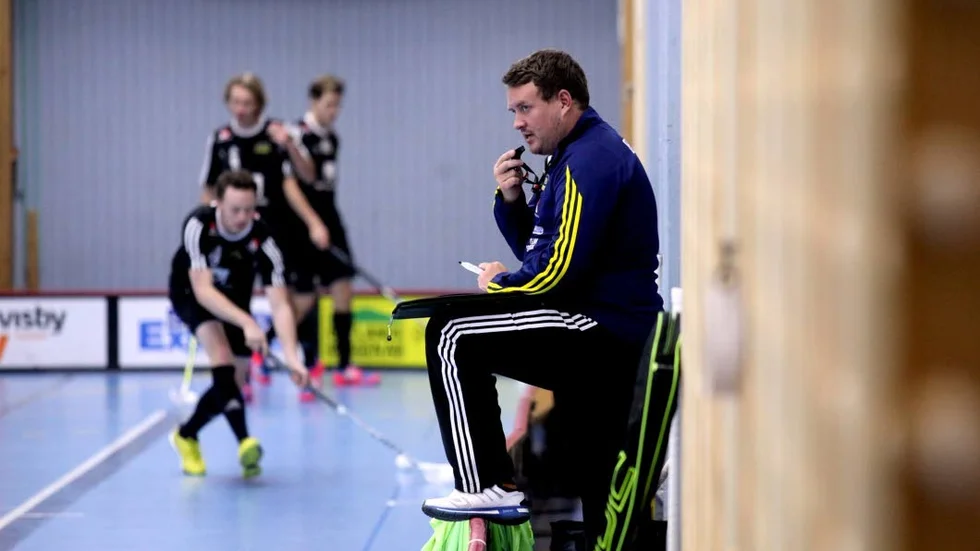 På väg in? Michael Rasi är en av tränarna Sirius tittar på.