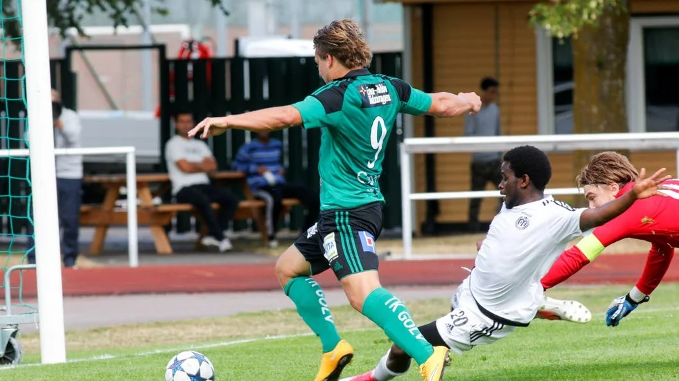 Målskytt. Jonatan Åhlin stöter precis in 2-0 till sitt ESK.