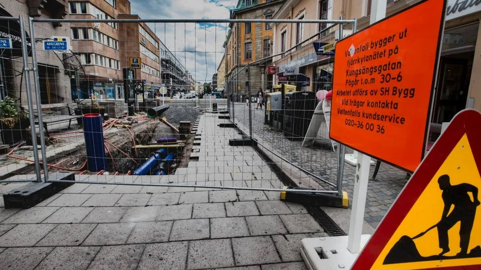 En missvisande skylt har suttit uppe i över en månad på Kungsängsgatan i Uppsala.