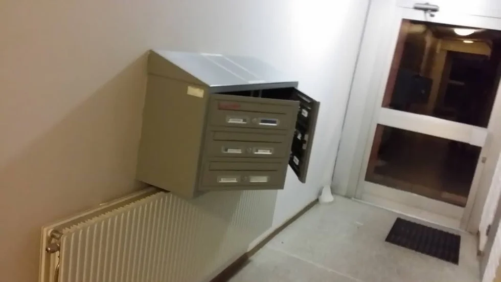 Upplåst.Tillfället gör tjuven. Så här har postfacket lämnats många gånger.
