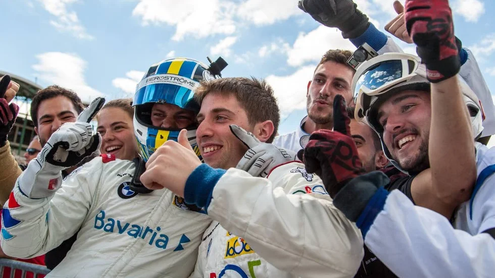 Succésäsong. Victor Bouveng tog sitt spanska BMW-team Teo Martín Motorsport till en andraplats i det europeiska mästerskapet International GT Open.