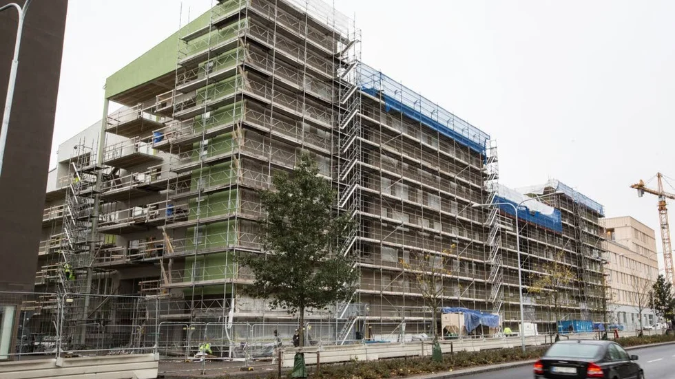 Byggnadsställningar klär fortfarande in bygget av bostadsrättsföreningen Mandelpilen i Östra Salabacke.