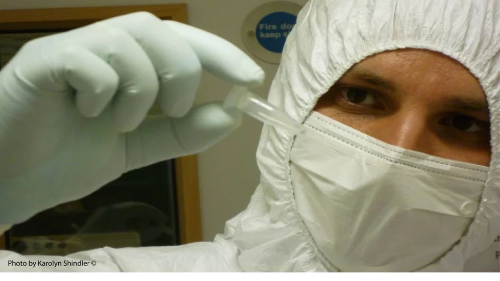 Skyddskläder. För att inte riskera att förorena proverna med sitt eget dna bär forskarna skyddsdräktyer när de hanterar arkeologiskt dna,  som här Linus Girdland Flink vid Stockholms universitet.