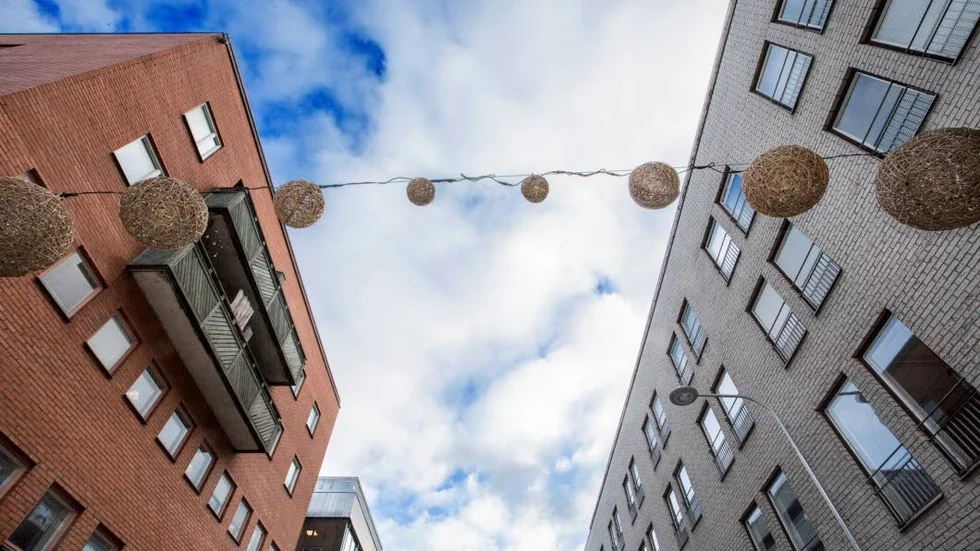 Mycket jobb. Arbetet med att få upp all belysning i Uppsala pågår i nästan en månad.