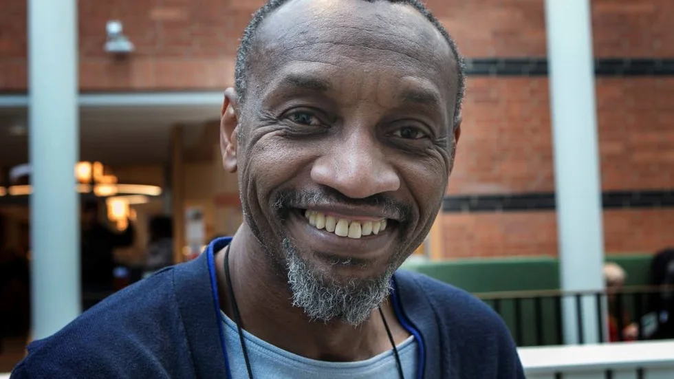 Dani Kouyaté, regissör från Uppsala, har fått pris för filmen "Medan vi lever" på Afrikas största filmgala.