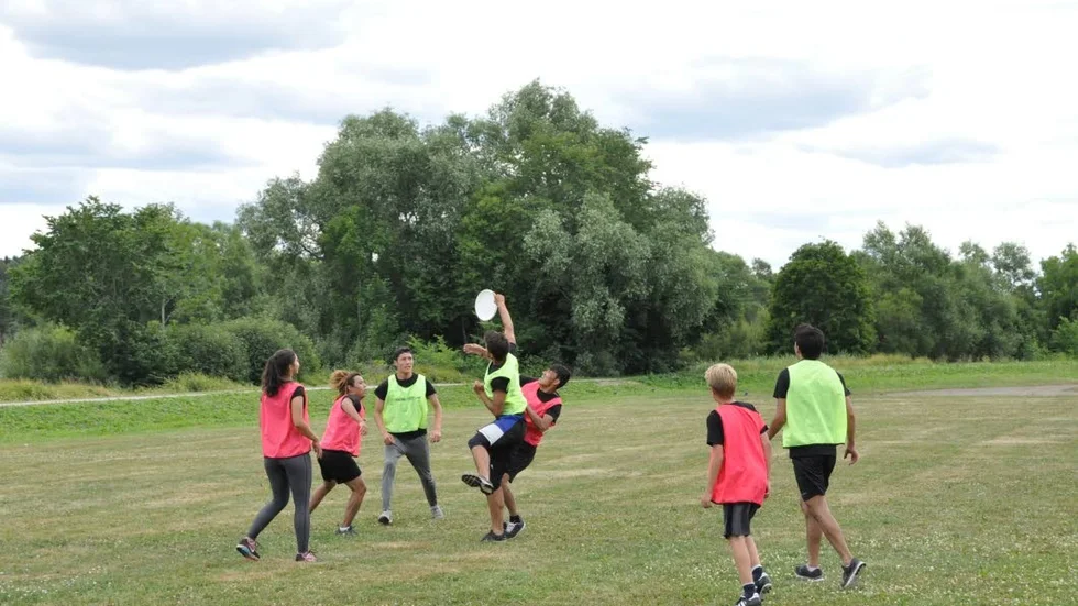 Ultimate frisbee. Pågående match på sommarlägret i frisbee anordnat för flyktingungdomar.