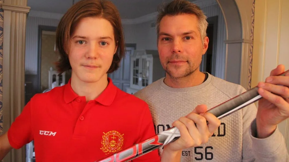 TV-pucken. Casper Löfström har nått ett mål; att få spela i TV-pucken. Pappa Jonas Löfström spelade också i TV-pucken, var proffs utomlands och spelade i Brynäs IF.