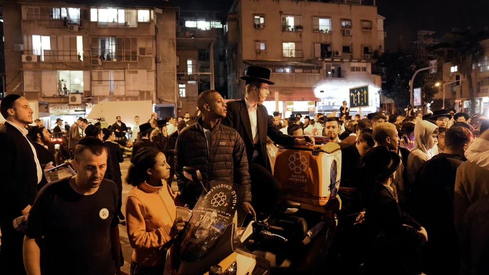 Människor samlas vid platsen för en attack i den israeliska staden Bnei Brak nära Tel Aviv i israel på tisdagskvällen. Minst fem människor rapporteras ha mist livet i attacken.