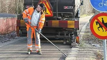 Finputs. Jens Bjurlerstam lägger slitkant på nya cykel- och gångbanan mellan Tobo och Örbyhus.