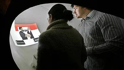 Jesper Magnusson visar den nya MR-blobben på Fredsmuseet.