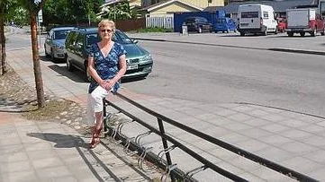 Lillemor Åhrlin från HSO Knivsta hoppas att cykelstället vid biblioteket kommer att flyttas så att det inte blockerar trottoaren för de rullstolsbundna.