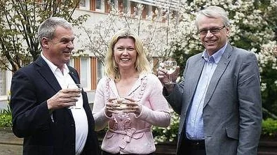 Arne Wåhlstedt, Anna Wiklund och Staffan Wiberg skålar i cider för att fira tjugondeplatsen på Svenskt Näringslivs ranking.