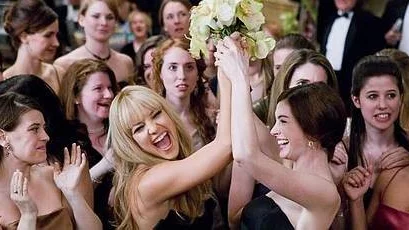 Kate Hudson och Anne Hathaway spelar väninnorna som blir dödsfiender i Bröllopsduellen.