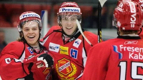Rickard Rollin-Carlsson, till vänster, jublar efter sitt mål.