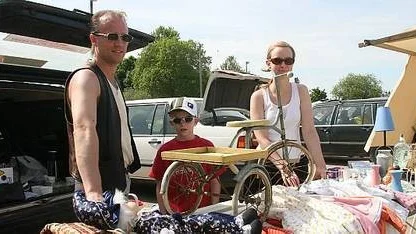 Micke Larsson fick hjälp av hustrun Miriam och sonen Emil i loppisståndet