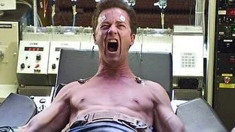 Edward Norton går från tanig till krallig på några få sekunder, tur då att hans shorts är riktigt elastiska.