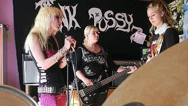 Från vänster Lie von i, Bika och Stella Artois i Pink Pussyz. På bilden saknas Sill-Anna.