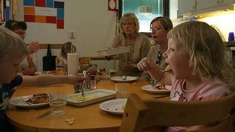 Malva Norell slevar in på avdelningen Humlan, Gredelby förskola.