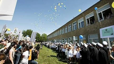 De nykläckta studenterna har sällan eget sparkapital, men genom att sätta undan lite pengar varje månad kan man spara ihop en bra grundplåt till sin nybakade student. På bilden avslutningsdagen på Celsiusskolan i Uppsala 5 juni 2008.