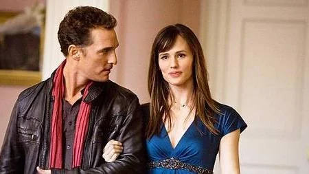 I Flickvänner från förr gör Matthew McConaughey den obotliga playern, ackompanjerad av Jennifer Garner som helylle-brunett.