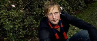 Skarsgård blir kvar i USA