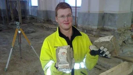 Arkeolog Joakim Kjellberg har hittat fragment av medeltida kalkmålningar.